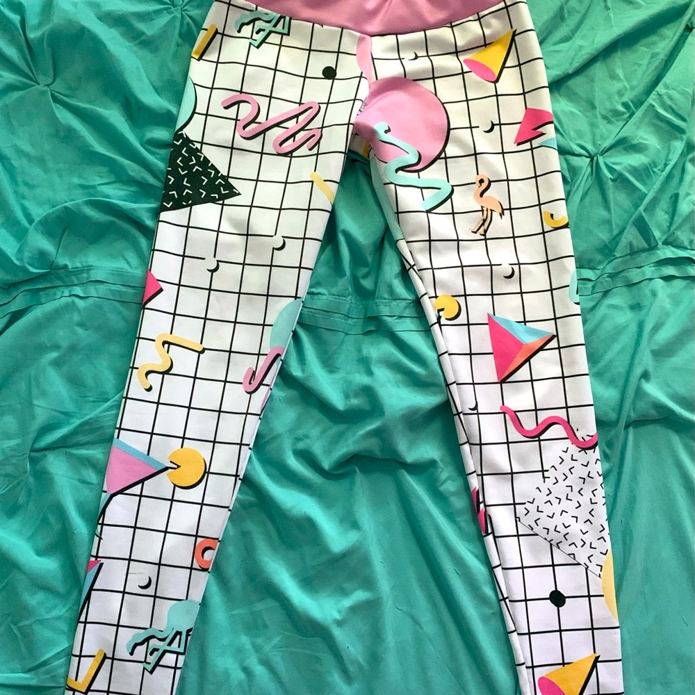 Vapor95 80s pattern leggings. 👾🦩🌇🕶
